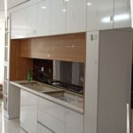 کابینت دوپله سفید وگردویی/ترکیب گرمی چوب وروشنایی مدرن